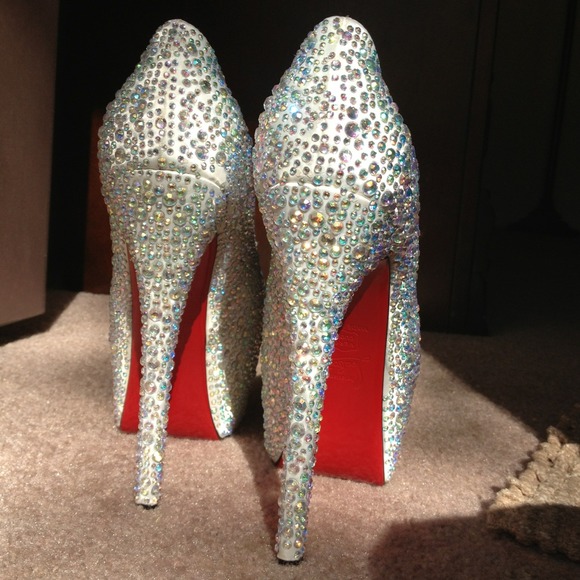 SALE 🎉🎉Host Pick 🎉Valentines White heels red - Picture 3 of 4