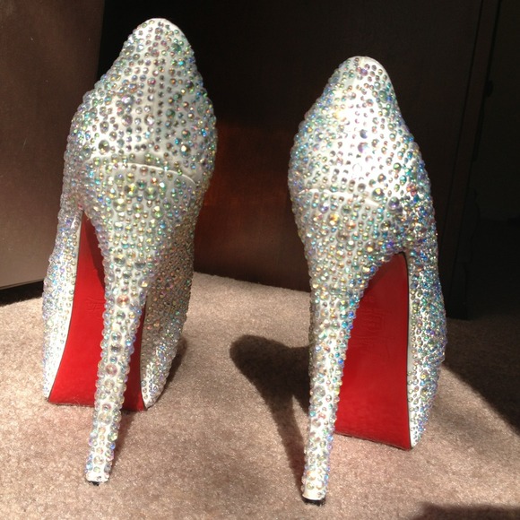 SALE 🎉🎉Host Pick 🎉Valentines White heels red - Picture 4 of 4