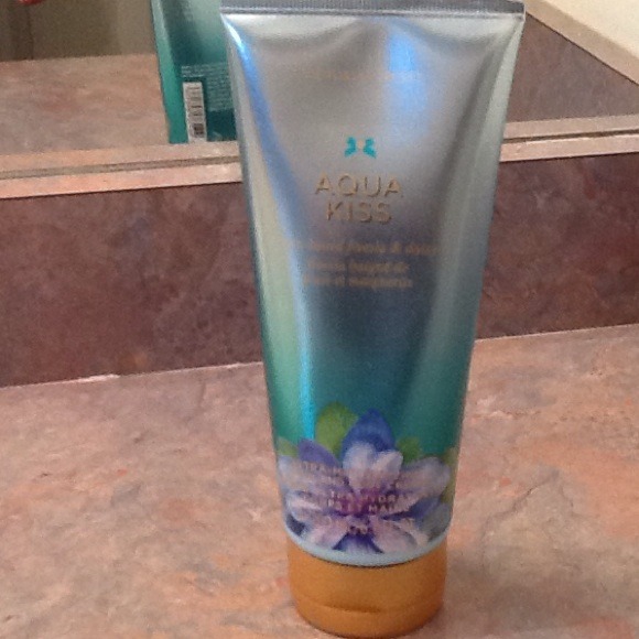 SOLD Bundle Victoria secret Aqua kiss