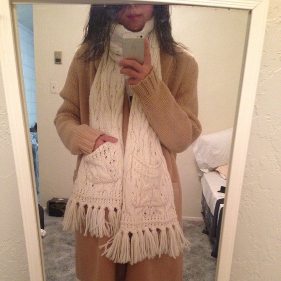 ⬇️reduced⬇️Gap cable knit scarf
