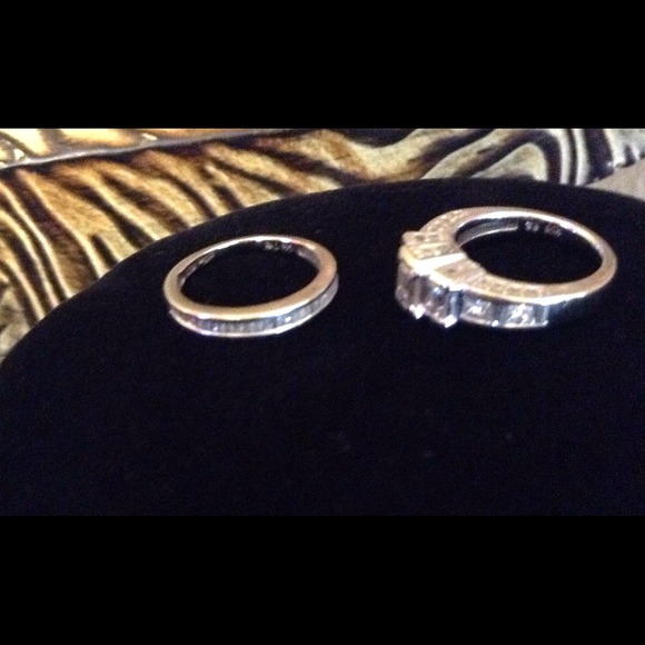 White Gold and Diamond Engagement Ring - Picture 2 of 4