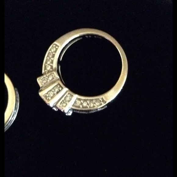 White Gold and Diamond Engagement Ring - Picture 3 of 4
