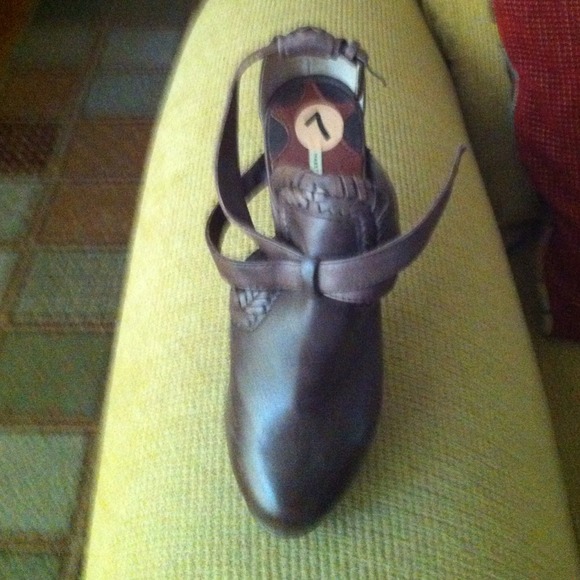 Charles David straps heals paid $250 - Picture 2 of 2