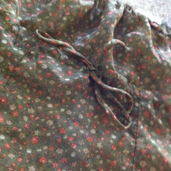 Cute blouse 😋 - Picture 2 of 4