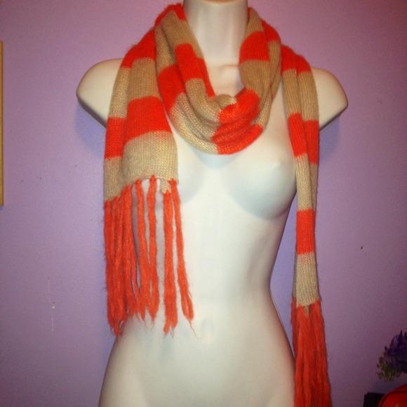 🚫SOLD🚫Bright orange and cream scarf