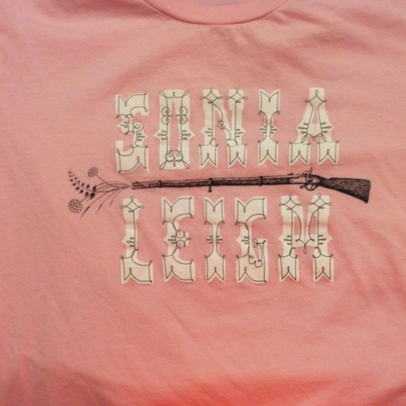 Pink with a gun and it says "sonia leigm"