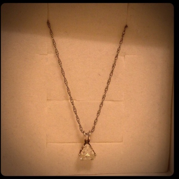 ✨12/6/13 Host pick✨💎Triangle solitare cz pendant - Picture 3 of 4