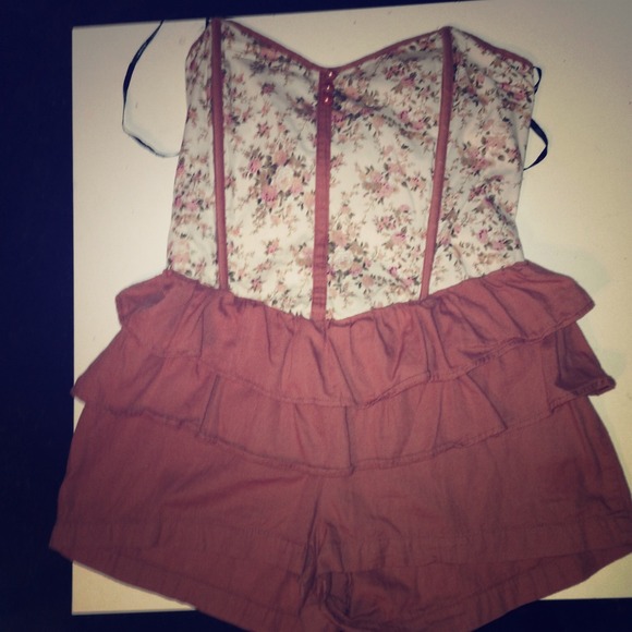 Zinga Tan floral romper - Picture 1 of 3