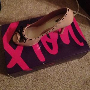 $30 Amazing pretty Fioni shoes