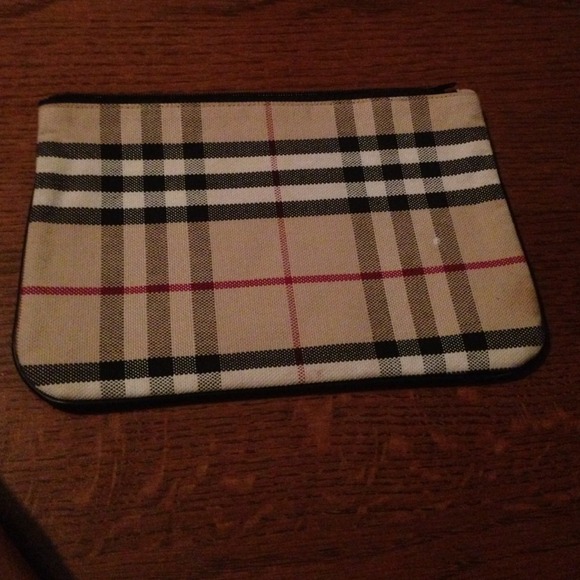 BURBERRY MAKE UP BAG!