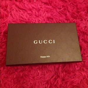 Authentic Gucci gift box w tissue!