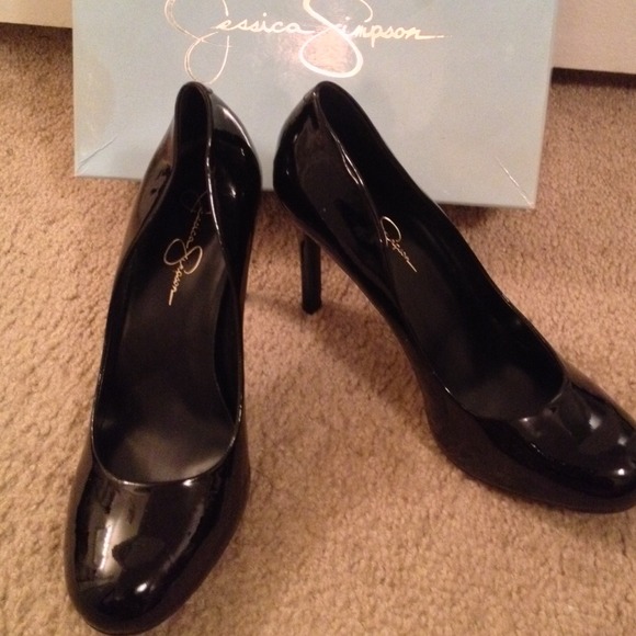 Jessica Simpson black pumps