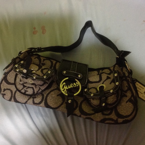 Guess purse in great condition tags still on