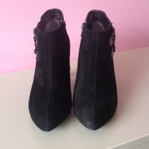 WORTHINGTON black suede 3" heel shooties.