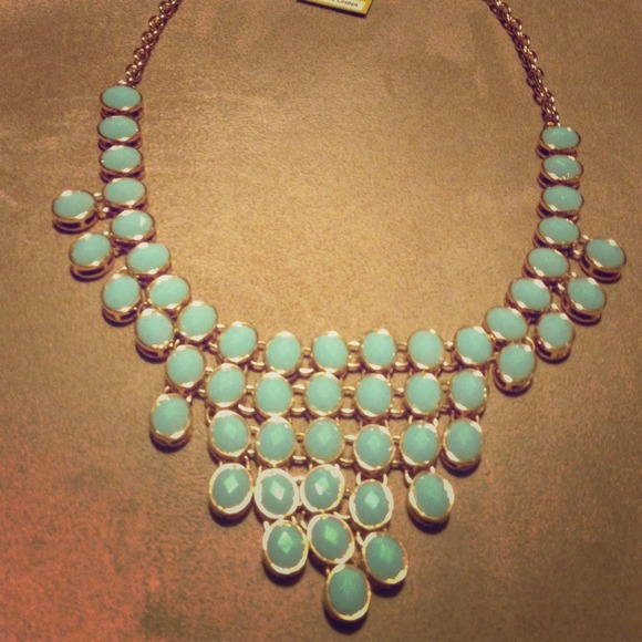 Price reduced: Oval stone statement necklace