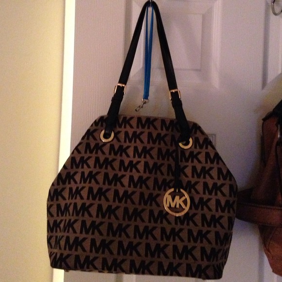 SOLD!!Michael Kors Jet Set Monogram Signature Tote - Picture 1 of 4