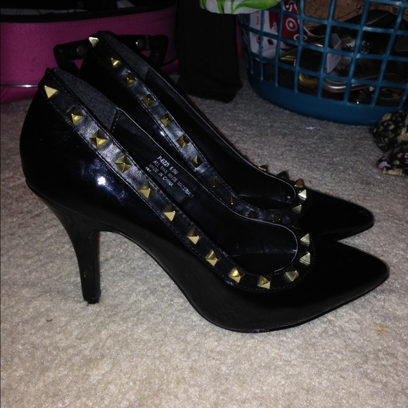 Steve Madden stud pumps