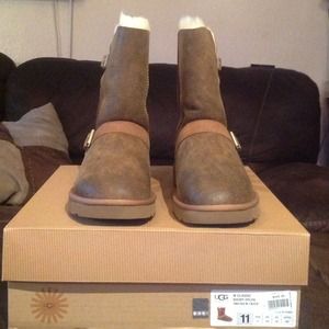 SOLD LOCALLY 💯% Authentic Brand New Uggs