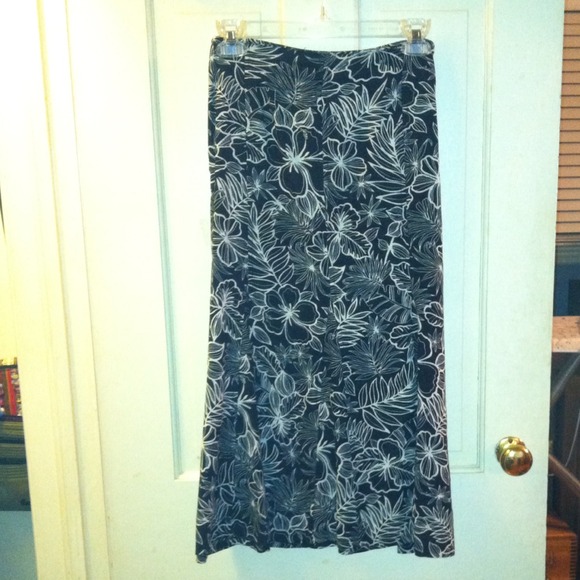 ❤️SOLD IN BUNDLE❤️ Black/White Ankle Length Skirt.