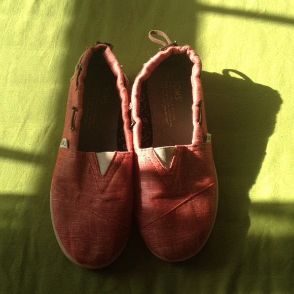 ✨Red Chambray Toms - Picture 2 of 3