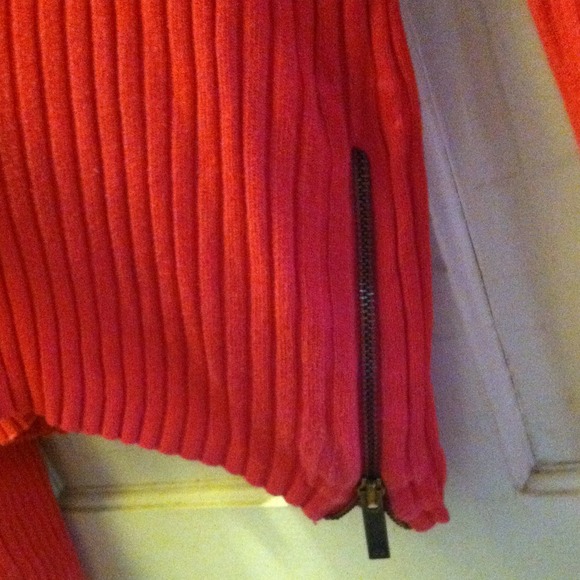 🌻 Pink V-Neck Sweater - Picture 2 of 3