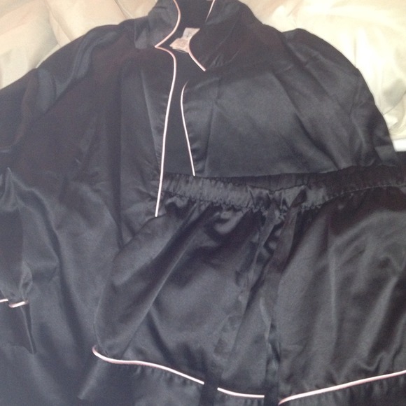 🚫SOLD🚫Black silk pjs. Top and bottom