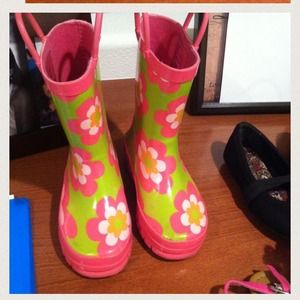 Rain boots little girls, 2 shorts 1 skirt, 2 swim