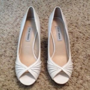 steve Madden white Patent ruffle pumps