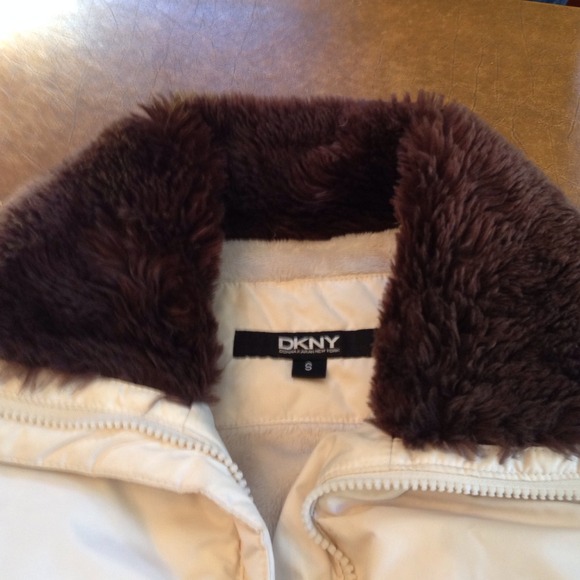 ❌SOLD❌DKNY White Puffy Jacket - Picture 4 of 4