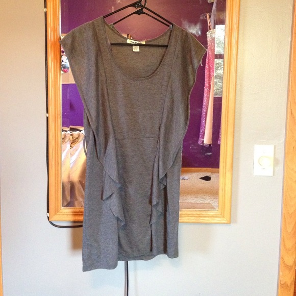 Cute gray dress!