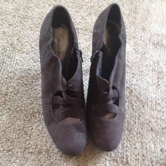 Vera Wang Gray Suede Heels