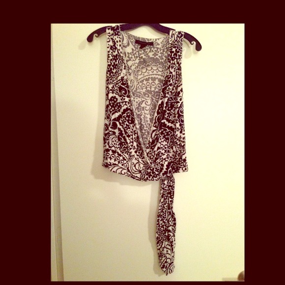 Express blk/white sleeveless wrap