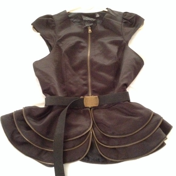 Zippered peplum top with belt