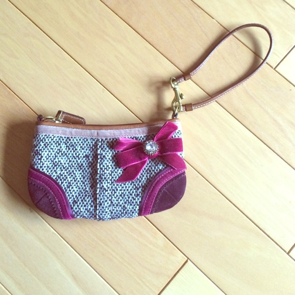 🎉Host Pick 🎉Coach wristlet in fall colors !!!