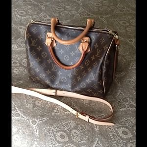 Purse, looks just like the speedy 30, leather.