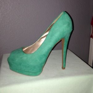 New never worn size 7