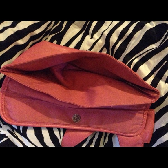 Faux leather pink clutch**on sale** - Picture 3 of 3