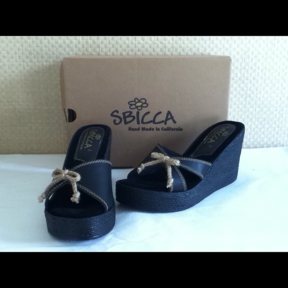 Black Sbicca wedge sandals size 8! Cute