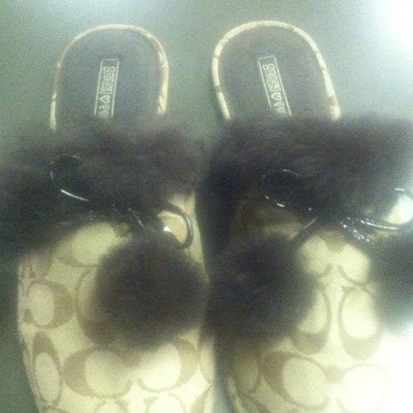 🌺🌸SOLD🌺 Slippers - very stylish with fur.