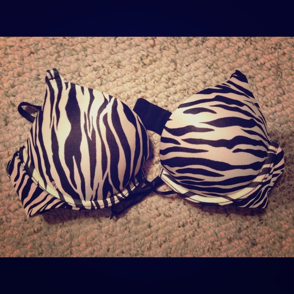 Victoria Secret Miraculous Bombshell Bra 32A