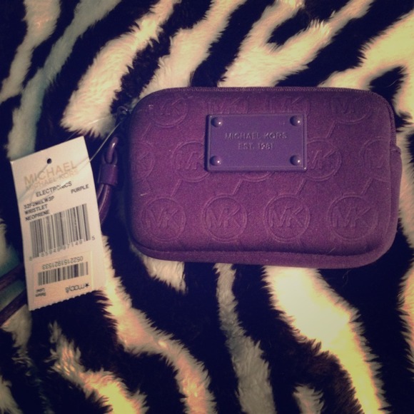 ⁯❌SOLD⁯❌ Authentic purple Michael Kors wristlet
