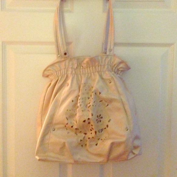 Elle cream shimmer purse (99)