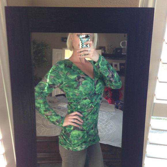 Awesome light printed shirt with side ruching.