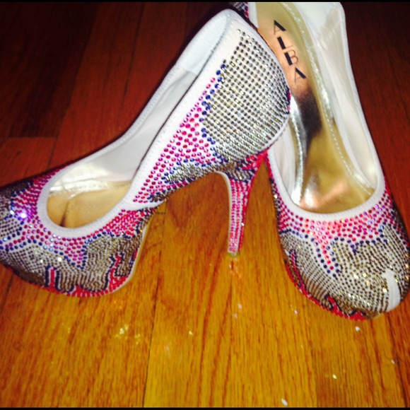 Sold 🎉🎉heels with rhinestone details - Picture 2 of 4