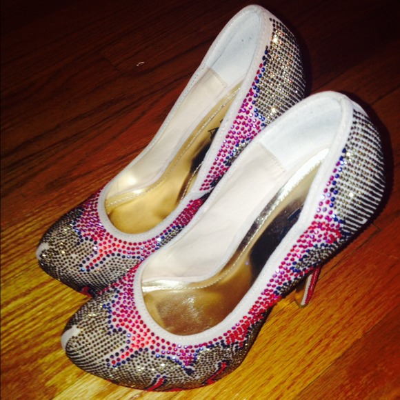 Sold 🎉🎉heels with rhinestone details - Picture 3 of 4
