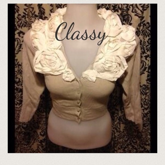 ✨SOLD IN BUNDLE✨The Limited Crop Sweater - Picture 2 of 4