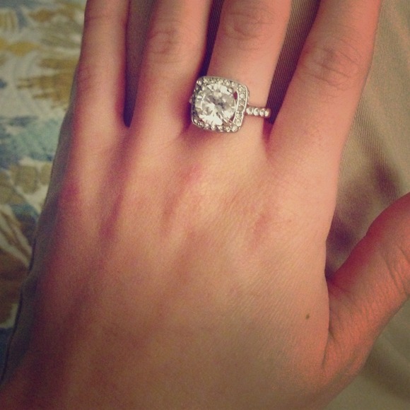 Jewelry - ✔️Stunning ring!