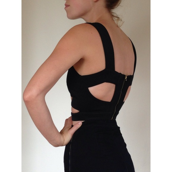 ❌SOLD❌Cut-Out Crop Top - Picture 4 of 4