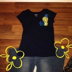 😄SOLD Navy t-shirt with floral attached accents