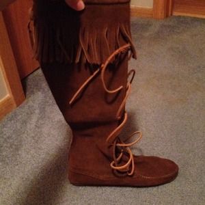Minnetonka moccasin boots